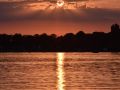 2022 07 18 21.13.06 DSC 3119 ondergaande zon bij de mookerplas